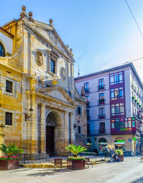 BILBAO, SPAIN, ECTOBER 29,2014: İnsanlar İspanya 'nın Bilbao kentindeki dar bir sokakta geziniyorlar