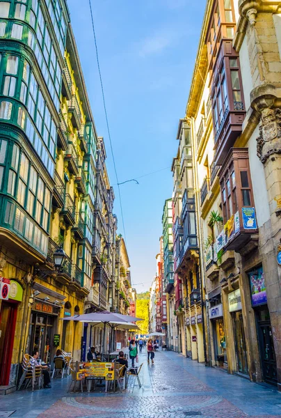 BILBAO, SPAIN, ECTOBER 29,2014: İnsanlar İspanya 'nın Bilbao kentindeki dar bir sokakta geziniyorlar
