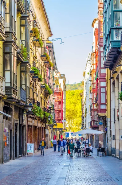 BILBAO, SPAIN, ECTOBER 29,2014: İnsanlar İspanya 'nın Bilbao kentindeki dar bir sokakta geziniyorlar