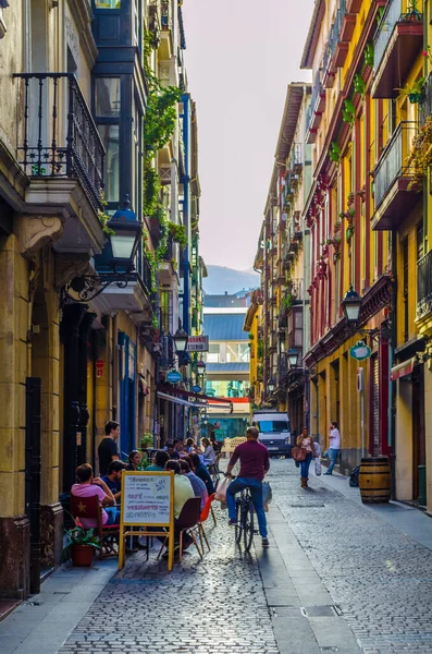 BILBAO, SPAIN, ECTOBER 29,2014: İnsanlar İspanya 'nın Bilbao kentindeki dar bir sokakta geziniyorlar