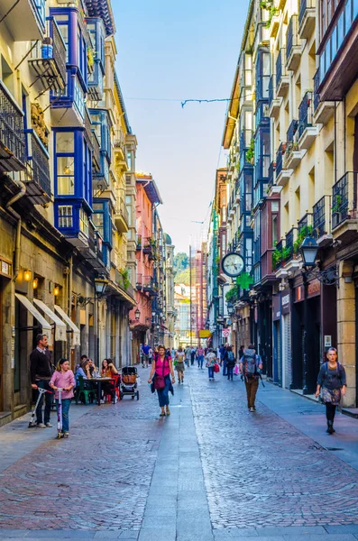 BILBAO, SPAIN, ECTOBER 29,2014: İnsanlar İspanya 'nın Bilbao kentindeki dar bir sokakta geziniyorlar