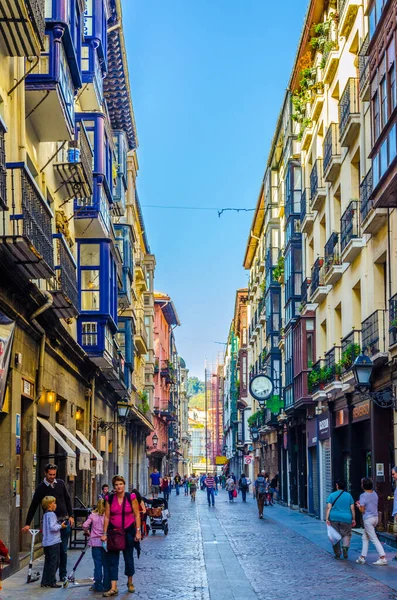BILBAO, SPAIN, ECTOBER 29,2014: İnsanlar İspanya 'nın Bilbao kentindeki dar bir sokakta geziniyorlar