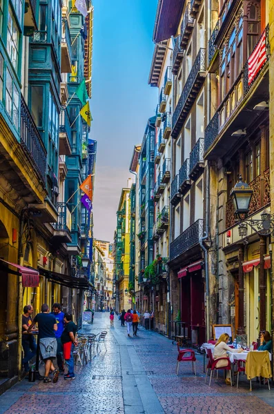 BILBAO, SPAIN, ECTOBER 29,2014: İnsanlar İspanya 'nın Bilbao kentindeki dar bir sokakta geziniyorlar