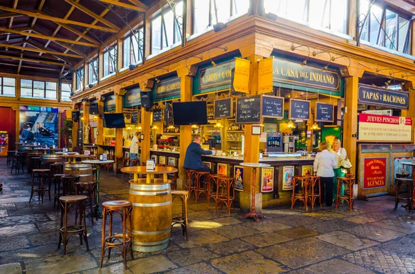 SANTANDER, SPAIN, EKİM 30 Ekim 2014: İspanya 'nın Santander kentinde bir İspanyol barının görüntüsü