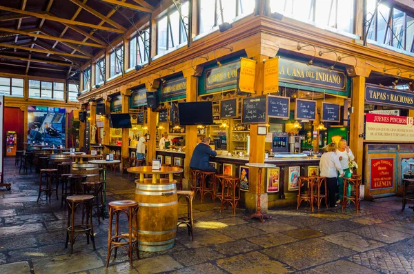 SANTANDER, SPAIN, EKİM 30 Ekim 2014: İspanya 'nın Santander kentinde bir İspanyol barının görüntüsü