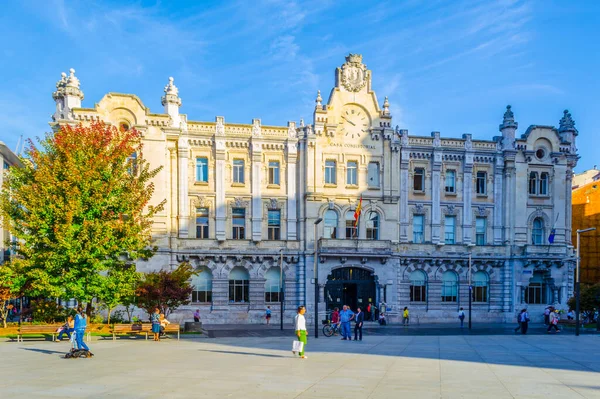 SANTANDER, SPAIN, EKİM 30 Ekim 2014: İspanya 'nın Santander kentindeki belediye binasının önünde insanlar geziniyor