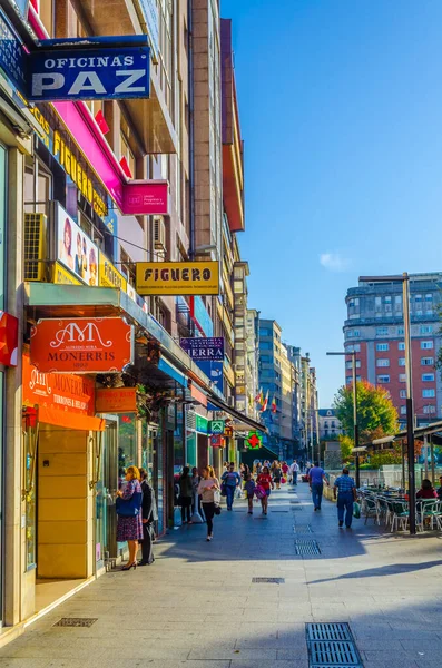 Santander, İspanya, 30 Ekim 2014: Santander, İspanya 'daki Calle Juan de Herrera' da insanlar geziniyor