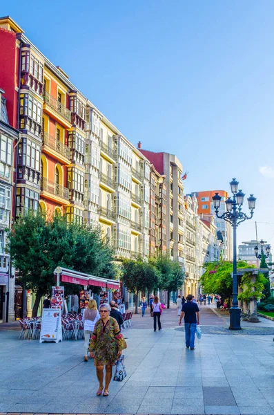 Santander, İspanya, 30 Ekim 2014: Santander, İspanya 'daki Calle Juan de Herrera' da insanlar geziniyor