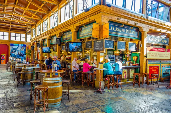SANTANDER, SPAIN, EKİM 30 Ekim 2014: İspanya 'nın Santander kentinde bir İspanyol barının görüntüsü