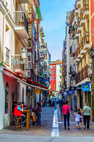 SANTANDER, SPAIN, ECTOBER 30 Ekim 2014: İnsanlar İspanya 'nın Santander kentindeki bir sokakta geziniyorlar