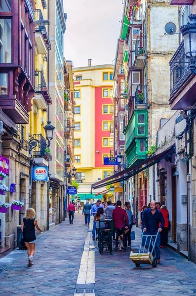 SANTANDER, SPAIN, ECTOBER 30 Ekim 2014: İnsanlar İspanya 'nın Santander kentindeki bir sokakta geziniyorlar