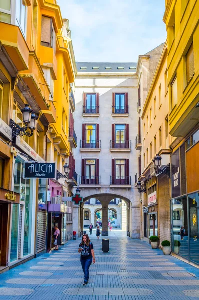 SANTANDER, SPAIN, ECTOBER 30 Ekim 2014: İnsanlar İspanya 'nın Santander kentindeki bir sokakta geziniyorlar