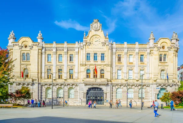 SANTANDER, SPAIN, EKİM 30 Ekim 2014: İspanya 'nın Santander kentindeki belediye binasının önünde insanlar geziniyor