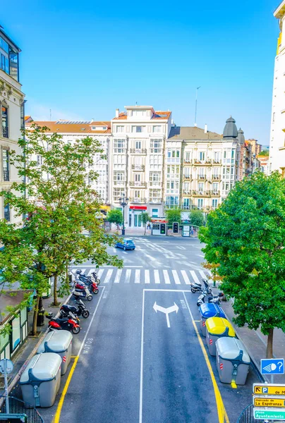 SANTANDER, SPAIN, ECTOBER 30 Ekim 2014: İnsanlar İspanya 'nın Santander kentindeki bir sokakta geziniyorlar