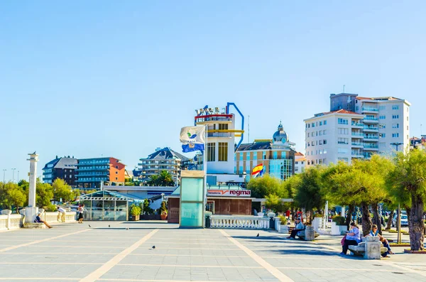 SANTANDER, SPAIN, EKİM 30 Ekim 2014: İnsanlar Santander, İspanya 'da geziniyorlar