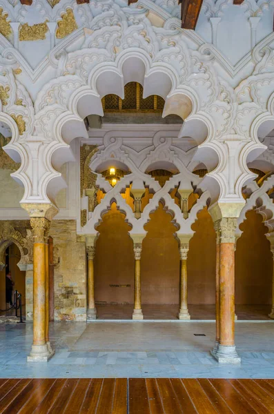 ZARAGOZA, SPAIN, NOVEMBER 1. 2014: İspanya 'nın Zaragoza kentindeki Aljaferia sarayının girişindeki güzel İslami sütunlar