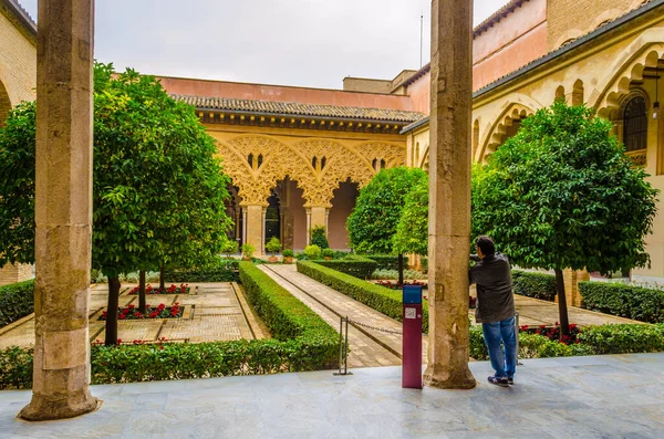 ZARAGOZA, SPAIN, NOVEMBER 1. 2014: İspanya 'nın Zaragoza kentindeki Aljaferia sarayının girişindeki güzel İslami sütunlar