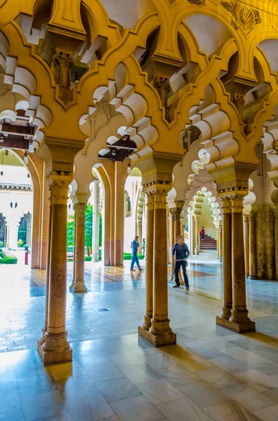 ZARAGOZA, SPAIN, NOVEMBER 1. 2014: İspanya 'nın Zaragoza kentindeki Aljaferia sarayının girişindeki güzel İslami sütunlar