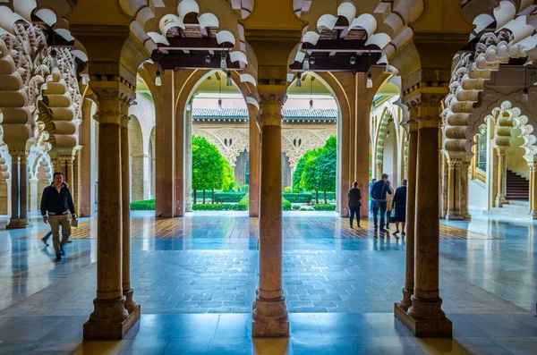 ZARAGOZA, SPAIN, NOVEMBER 1. 2014: İspanya 'nın Zaragoza kentindeki Aljaferia sarayının girişindeki güzel İslami sütunlar