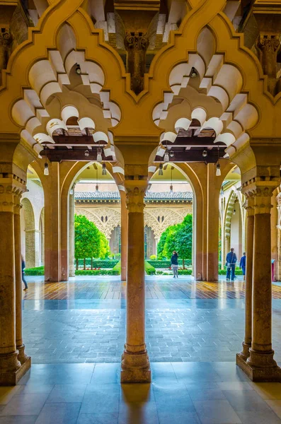 ZARAGOZA, SPAIN, NOVEMBER 1. 2014: İspanya 'nın Zaragoza kentindeki Aljaferia sarayının girişindeki güzel İslami sütunlar