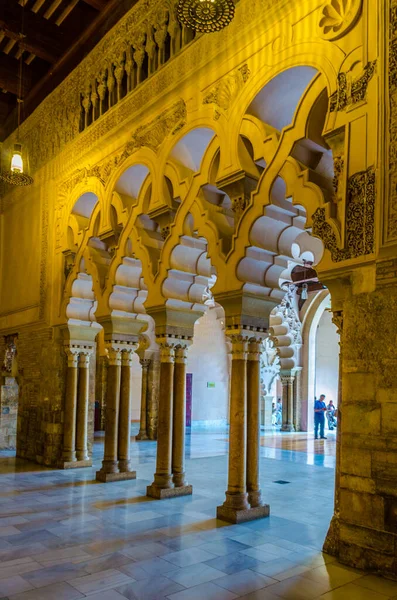 ZARAGOZA, SPAIN, NOVEMBER 1. 2014: İspanya 'nın Zaragoza kentindeki Aljaferia sarayının girişindeki güzel İslami sütunlar