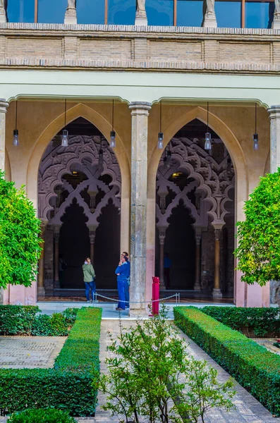 ZARAGOZA, İspanya, NOVEMBER 1. 2014: İspanya 'nın Zaragoza kentindeki Aljaferia sarayının küçük bir avlusu