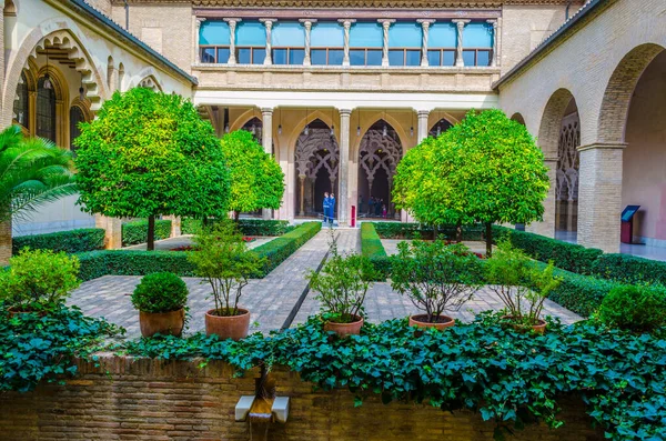 ZARAGOZA, İspanya, NOVEMBER 1. 2014: İspanya 'nın Zaragoza kentindeki Aljaferia sarayının küçük bir avlusu