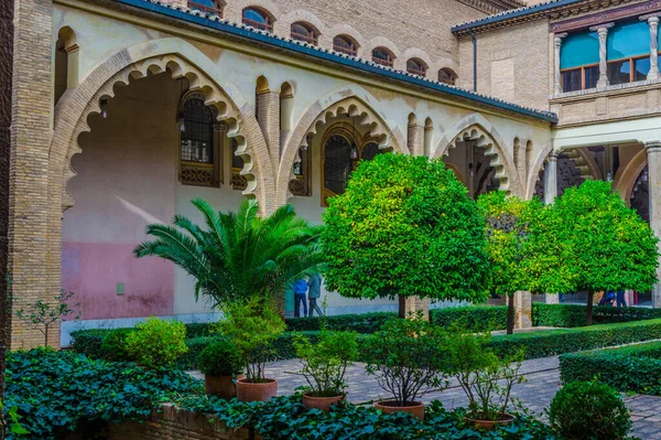 ZARAGOZA, İspanya, NOVEMBER 1. 2014: İspanya 'nın Zaragoza kentindeki Aljaferia sarayının küçük bir avlusu