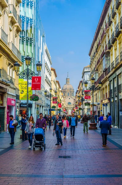 ZARAGOZA, SPAIN, NOVEMBER 1. 2014: İspanya 'nın Zaragoza kentindeki Calle de Alfonso I' de insanlar geziniyor