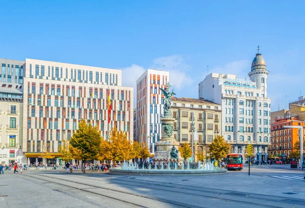 ZARAGOZA, SPAIN, NOVEMBER 1. 2014: İspanya 'nın Zaragoza kentindeki Plaza de Espana' da insanlar geziniyor