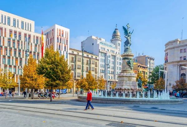 ZARAGOZA, SPAIN, NOVEMBER 1. 2014: İspanya 'nın Zaragoza kentindeki Plaza de Espana' da insanlar geziniyor