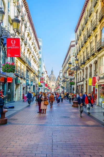 ZARAGOZA, SPAIN, NOVEMBER 1. 2014: İspanya 'nın Zaragoza kentindeki Calle de Alfonso I' de insanlar geziniyor