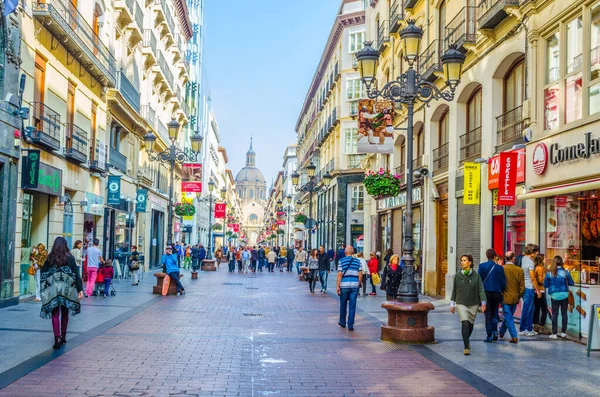 ZARAGOZA, SPAIN, NOVEMBER 1. 2014: İspanya 'nın Zaragoza kentindeki Calle de Alfonso I' de insanlar geziniyor