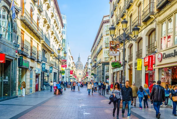 ZARAGOZA, SPAIN, NOVEMBER 1. 2014: İspanya 'nın Zaragoza kentindeki Calle de Alfonso I' de insanlar geziniyor