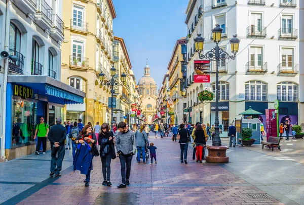 ZARAGOZA, SPAIN, NOVEMBER 1. 2014: İspanya 'nın Zaragoza kentindeki Calle de Alfonso I' de insanlar geziniyor