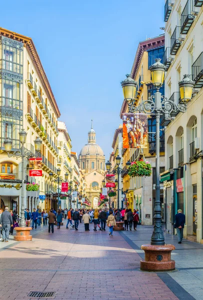 ZARAGOZA, SPAIN, NOVEMBER 1. 2014: İspanya 'nın Zaragoza kentindeki Calle de Alfonso I' de insanlar geziniyor
