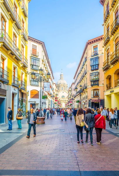 ZARAGOZA, SPAIN, NOVEMBER 1. 2014: İspanya 'nın Zaragoza kentindeki Calle de Alfonso I' de insanlar geziniyor