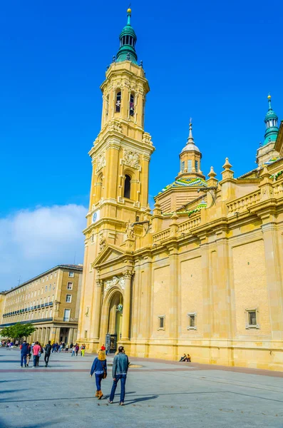 ZARAGOZA, SPAIN, NOVEMBER 1. 2014: İspanya 'nın Zaragoza kentindeki Basilica de nuestra senora de pilar' ın önünde insanlar geziniyor