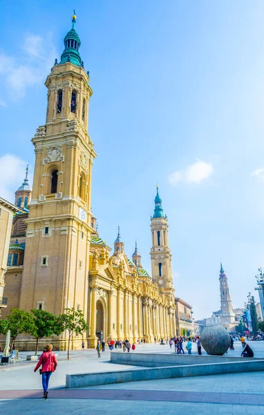 ZARAGOZA, SPAIN, NOVEMBER 1. 2014: İspanya 'nın Zaragoza kentindeki Basilica de nuestra senora de pilar' ın önünde insanlar geziniyor