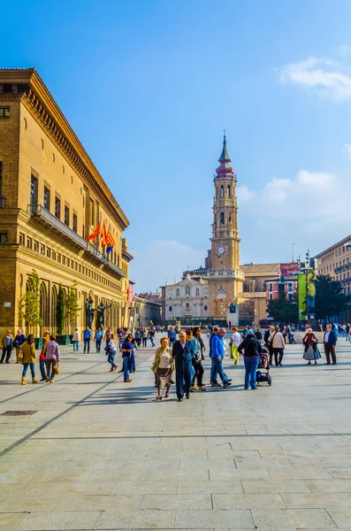 ZARAGOZA, SPAIN, NOVEMBER 1. 2014: İspanya 'nın Zaragoza kentindeki Plaza de Pilar' da insanlar geziniyor