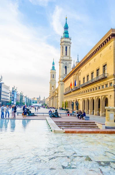 ZARAGOZA, SPAIN, NOVEMBER 1. 2014: İspanya 'nın Zaragoza kentindeki Basilica de nuestra senora de pilar' ın önünde insanlar geziniyor