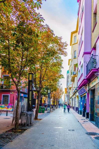 ZARAGOZA, İspanya, 1 Kasım 2014: Zaragoza 'da insanlar sokakta yürüyor.