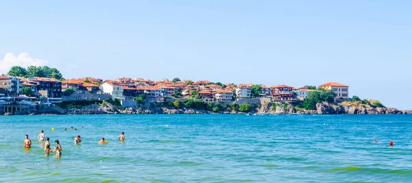 SOZOPOL, BULGARIA, 17 Temmuz 2015: Central Beach and view of the Old Town. Sozopol MÖ 7. yüzyılda Yunan sömürgeciler tarafından kuruldu. Günümüzde ülkenin en büyük sahil beldelerinden biridir.