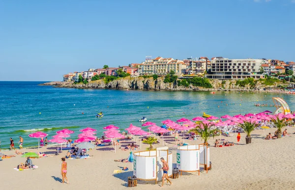 SOZOPOL, BULGARIA, 17 Temmuz 2015: Central Beach and view of the Old Town. Sozopol MÖ 7. yüzyılda Yunan sömürgeciler tarafından kuruldu. Günümüzde ülkenin en büyük sahil beldelerinden biridir.