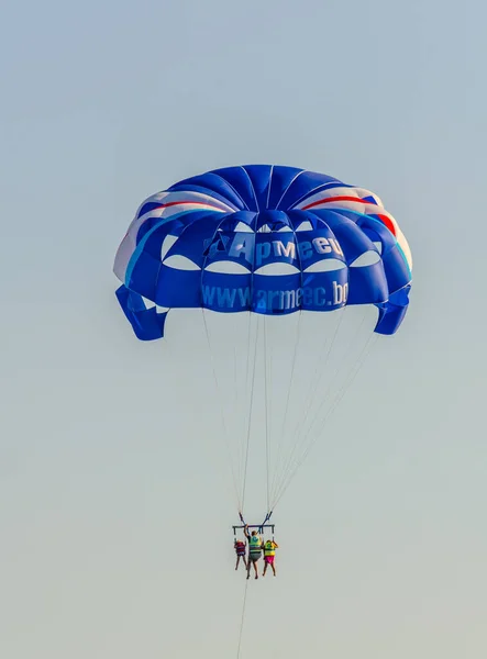 Sozopol Bulgaria July 2015 Parachute Flying Sea Boat Pulls Parachute — Fotografia de Stock