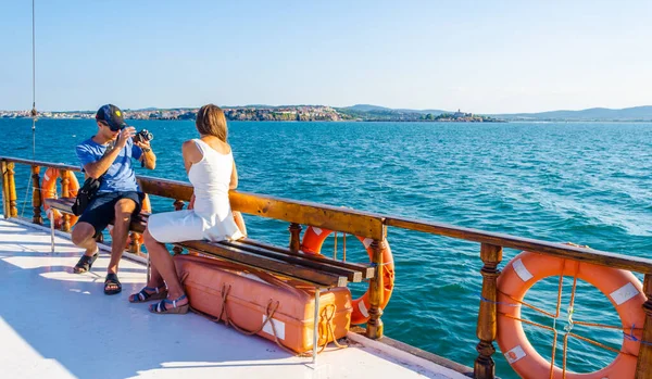 SOZOPOL, BULGARIA, 15 Temmuz 2015: İspanya 'nın Sozopol kenti yakınlarında Karadeniz' de seyreden bir geminin güvertesinde oturan iki bayan.