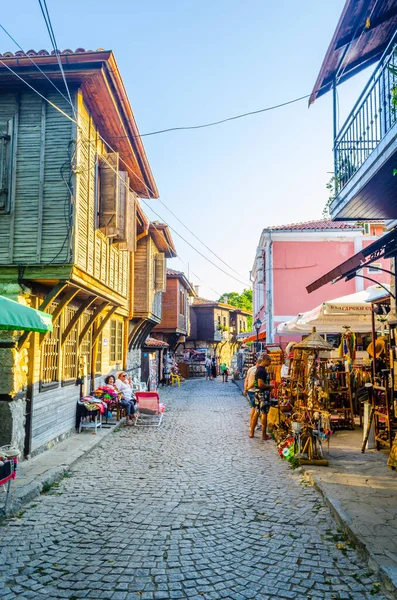 SOZOPOL, BULGARIA, 17 Temmuz 2015: Bulgaristan 'ın eski tatil beldesi Sozopol' ün sokakları yaz boyunca turistlerle dolu. Eski kasaba kendine özgü ahşap mimarisi ile ünlüdür, tipik ortaçağ ortaçağ tarzıyla..
