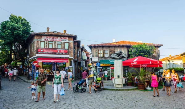 SOZOPOL, BULGARIA, 17 Temmuz 2015: Bulgaristan 'ın eski tatil beldesi Sozopol' ün sokakları yaz boyunca turistlerle dolu. Eski kasaba kendine özgü ahşap mimarisi ile ünlüdür, tipik ortaçağ ortaçağ tarzıyla..