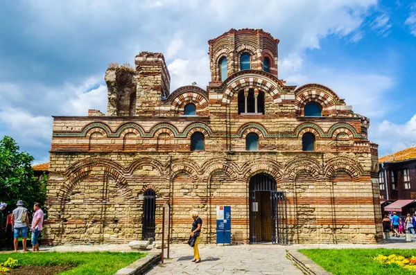 Nesebar Bulgaria Julio 2015 Gente Pasea Por Famosa Iglesia Nesebar — Foto de Stock
