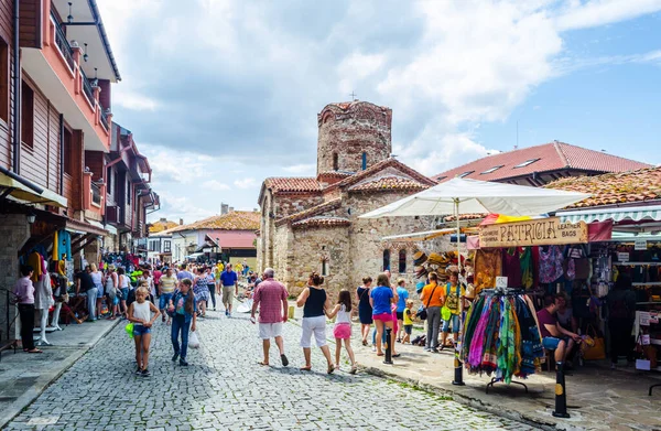 NESEBAR, BULGARIA, 17 HAZİRAN 2015: İnsanlar nesebar - Aziz John the Baptist - UNESCO Dünya Mirası Sitesi 'ndeki ünlü kilisede geziniyorlar.